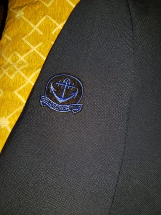 Traje azul con corbata y camisa