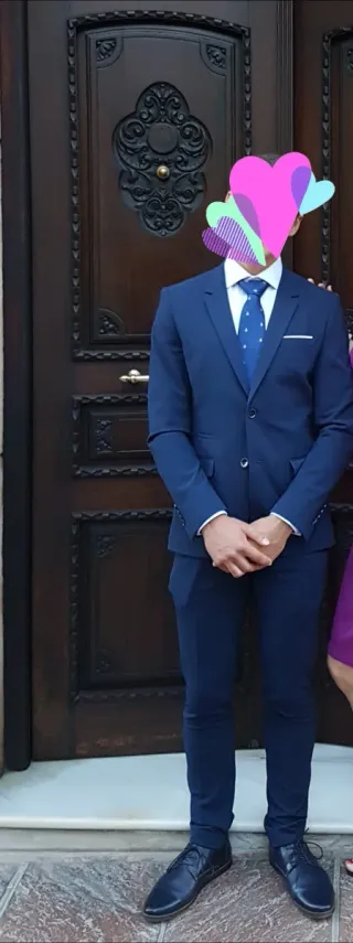 Traje azul con corbata y camisa