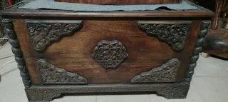 Arca antigua de madera tallada a mano