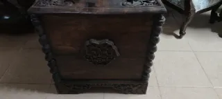 Arca antigua de madera tallada a mano