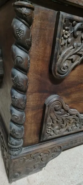 Arca antigua de madera tallada a mano