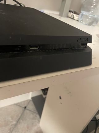 Playstation 4 Slim + Controller