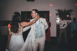 Traje de Novio color crema