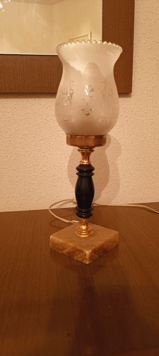 Lamparita de mesa de piedra y metal