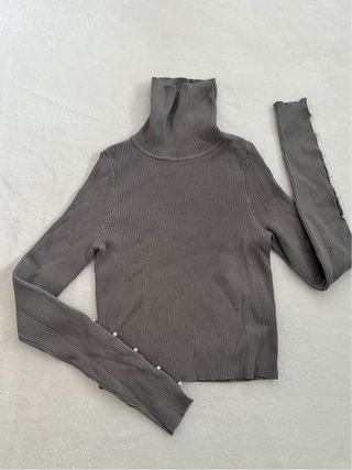 Jersey cuello alto gris con perlas