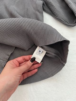 Jersey cuello alto gris con perlas