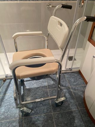 Silla WC con ruedas acolchada