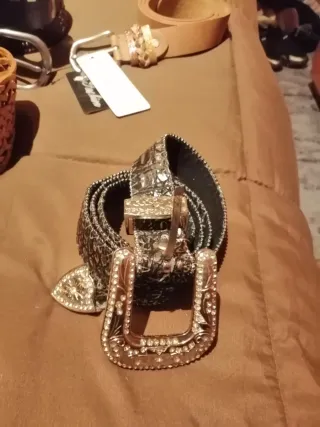 Cinturón Negro y Dorado con Pedrería 20 € cada uno