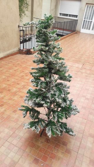 Árbol de Navidad verde con nieve artificial