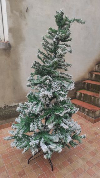 Árbol de Navidad verde con nieve artificial