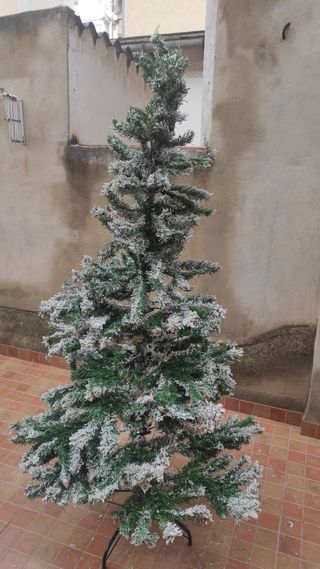 Árbol de Navidad verde con nieve artificial