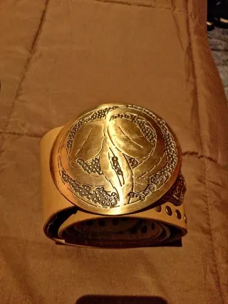 Cinturón Beige con Hebilla Dorada Grabada 20€ c/u