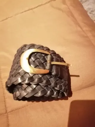 Cinturón Beige con Hebilla Dorada Grabada 20€ c/u