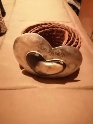 Cinturón Beige con Hebilla Dorada Grabada 20€ c/u