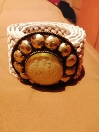 Cinturón Beige con Hebilla Dorada Grabada 20€ c/u