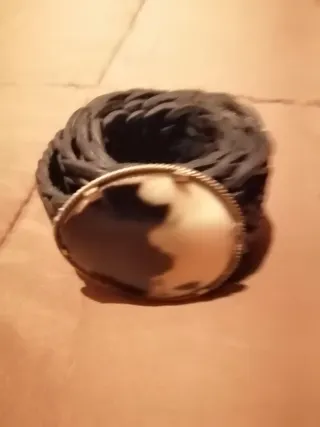 Cinturón Beige con Hebilla Dorada Grabada 20€ c/u