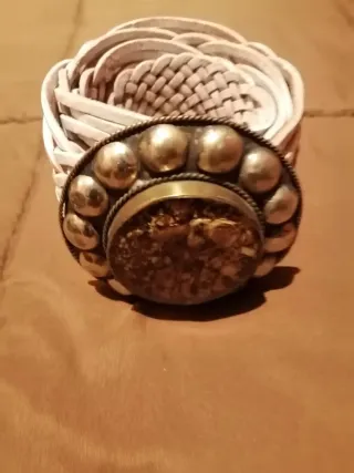 Cinturón Beige con Hebilla Dorada Grabada 20€ c/u