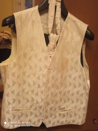 Traje de caballero negro con chaleco y corbata