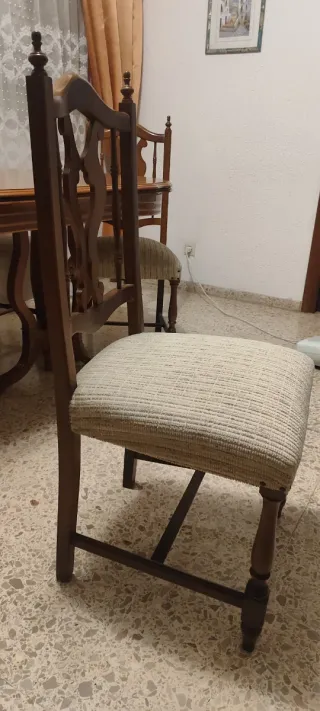 Mesa de comedor y 6 sillas de madera