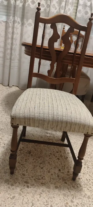 Mesa de comedor y 6 sillas de madera