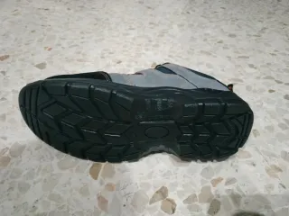 Zapatos de seguridad grises y naranjas