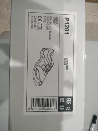 Zapatos de seguridad grises y naranjas