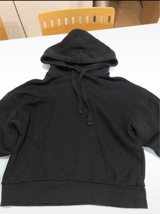 Sudadera negra con cordones