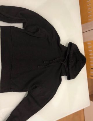 Sudadera negra con cordones