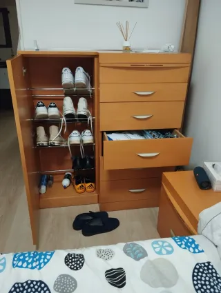 Dormitorio ,Cabecero, 2 mesitas y cómoda con zapat