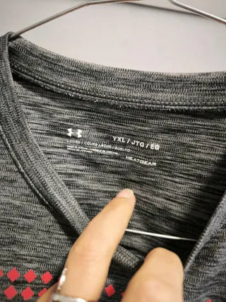 Camiseta Under Armour gris y rosa