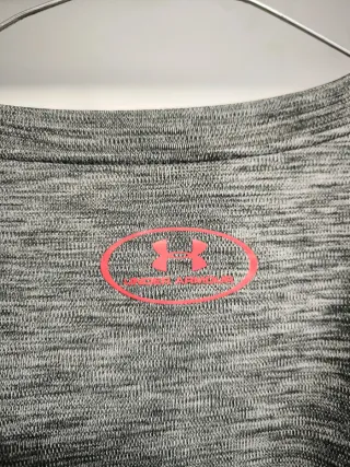 Camiseta Under Armour gris y rosa