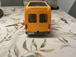 Autobús escolar amarillo de juguete