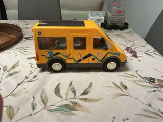 Autobús escolar amarillo de juguete