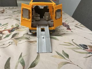 Autobús escolar amarillo de juguete