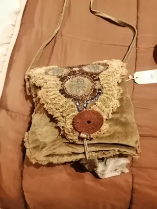 Bolso verde con adornos