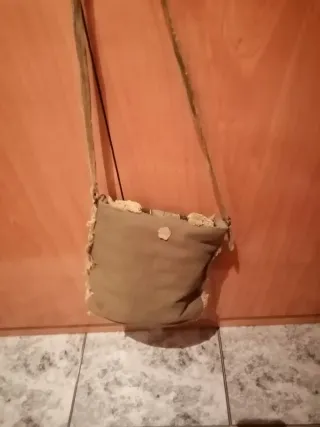 Bolso verde con adornos