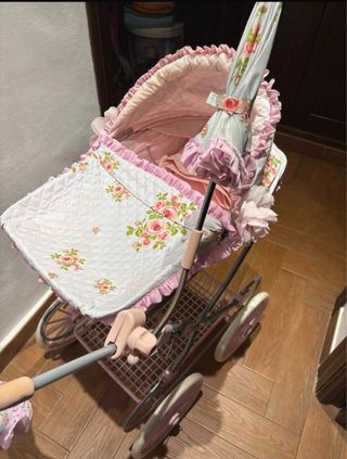 Coche muñecas con sabanitas rosas