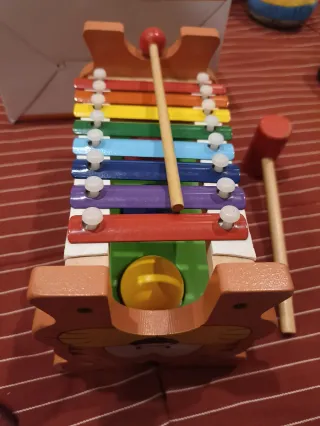 Xilófono de madera con martillo y bolas