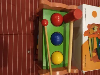 Xilófono de madera con martillo y bolas
