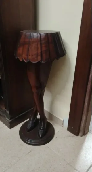 Pedestal de madera piernas mujer