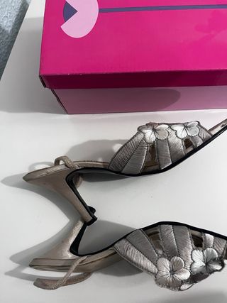 Tacones de verano beige y plateados