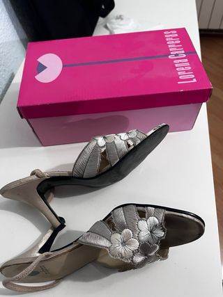 Tacones de verano beige y plateados