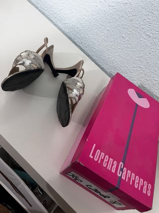 Tacones de verano beige y plateados