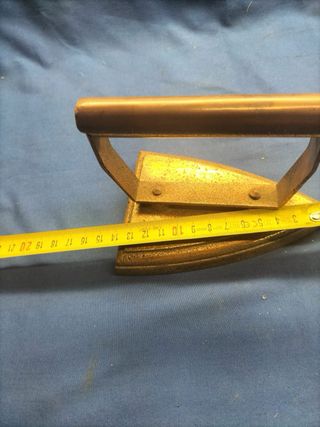 Ferro de passar antigo em cobre fundido