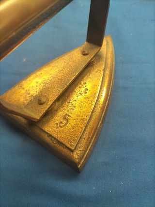 Ferro de passar antigo em cobre fundido