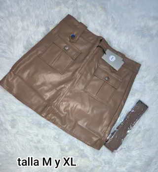 Falda de cuero beige con bolsillos