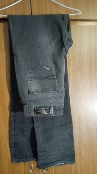 Pantalones vaqueros negros rotos mujer