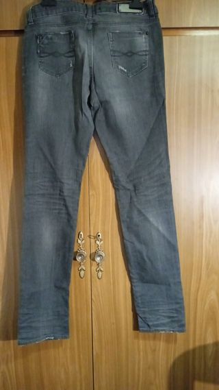 Pantalones vaqueros negros rotos mujer
