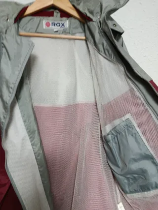 Anorak chubasquero ROX gris y rojo