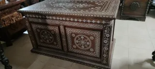 Arca de madera con incrustaciones de nácar